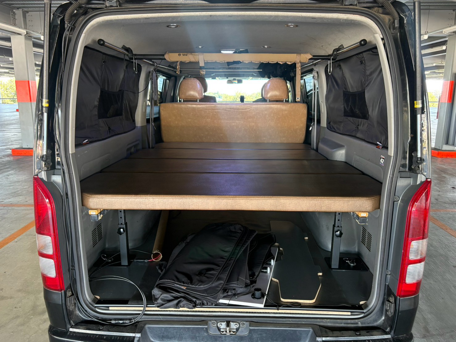 トヨタ ハイエース TRH200V ベッドキット装着車